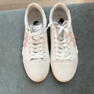 Off-white low top sneakers
